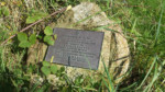 Unweit der großen Johannissteine finden Sie diesen Stein.
Auf der Plakette steht geschrieben: "Sonnenaufgang am 21. Juni / Erich Neumann (1922-1999) untersuchte die Johannissteine. / Dabei entdeckte er 1976, daß mit Hilfe der beiden Fünfkantlöcher im Stein, die Sonnenaufgänge bei den Sonnenwenden bestimmt werden können. / Anno 2010"