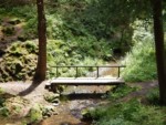 Die kleine Brücke führt über den Silberbach, der seinen Namen durch die in den Jahren um 1711 gefundenen Silbervorkommen hat. Das Quellgebiet des Gewässers, welches ursprünglich Möllenwasser hieß, liegt südlich von Feldrom.