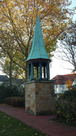 Dort wo heute die Volksbank zu finden ist, stand früher das Rathaus von Schötmar. Die Turmspitze errinnert daran.