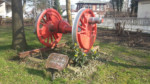 In der Nähe des Lagenser Bahnhofes steht dieses Denkmal. Es zeigt ein Treibsatzrad der Dampflokomotive 043 737-6.
