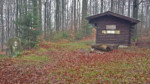 Auf dem Plateau des 345 m hohen Keuperberges befindet sich diese Schutzhütte.
