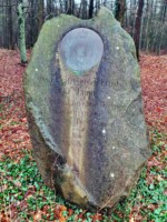 Kurz vor dem Eingang zum Truppenübungsplatz Senne befindet sich dieser Gedenkstein. In der eingelassenen Metallplatte ist die Lippische Rose mit einer darüberliegenden Krone erkennbar. Auf dem Stein ist zu lesen :"Dem Grafregenten Ernst zur Lippe
In höchster Dankbarkeit und Verehrung gewidmet von den Fürstlichen Forstbeamten"