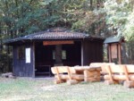 In der Hütte finden Sie ein Wanderbuch. Es lohnt sich einen Moment zu pausieren und die Einträge der vorherigen Wanderer und Besucher zu lesen.