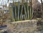 Bei dem Denkmal handelt es sich um Bruchstücke der ehemaligen Synagoge in Schlangen. Die Sandsteinplatten stammen aus dem Bau, der im Juli 1973 abgebrochen wurde und soll mit der Symbolik an den Priestersegen mit seinen segnenden Händen an die ehemalige Synagoge erinnern.