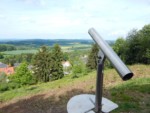 Nahe am Hermannweg, unweit der Vogeltaufe liegt dieser schöne Aussichtspunkt bei Horn-Bad Meinberg. Es lohnt sich vom Hermannsweg aus die paar Meter abzugehen, um an diesen Punkt zu gelangen. Er ist vom Hermannsweg aus ausgeschildert und bietet sich für eine Pause beim Wandern an. GPS Daten: 51.877410, 8.899089