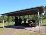 Das Drehmaschinen Denkmal in Schlangen befindet sich an der Schützenstr. Ecke Gewerbepark. Auf der Infotafel vor dem Denkmal bekommen Sie weitere Infos zu dem Denkmal und zur Geschichte der Drehmaschinen. Werden diese für die Holzverabeitung genutzt, werden sie auch Drechselbank genannt.