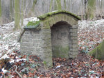 Am Ortsausgang von Langenholzhausen wurde im Gebiet des Elfenborns 1921 ein Märchenwald und ein Blumenparadies errichtet. Dieses gemauerte Häuschen ist ein noch verbliebenes Relikt aus vergangenen Zeiten.