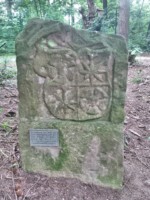 Grenzstein von 1536 aus dem Obernbergwald mit dem Wappen der Edelherren zur Lippe.
Auf der Rückseite das ravensbergische Wappen.