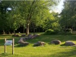 Nicht weit entfernt vom Wildgehege befindet sich diese kunstvolle Anordnung mitten im Landschaftsgarten in Bad Salzulen.