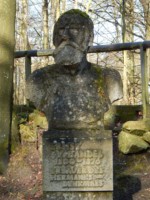 Auf der Büste steht geschrieben: "Ernst von Bandel / 1800-1876 / Erbauer des Hermannsdenkmal" Die Büste steht in unmittelbarer Nähe zum Denkmal direkt am Weg an den Bandelhütte.