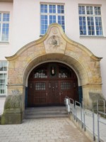 Sie finden diesen prunkvollen Eingang zum Standesamt in Detmold am Wall 5