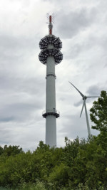Hier vom Wiembecker Berg, oberhalb von Lemgo auf 252m ü.N.N., sendet Radio Lippe mit 1kW auf 106,60 MHz. Weitere Stützsender befinden sich in Linderhofe auf 107,4 MHz für das Extertal, sowie auf 101,0 MHz vom Standpunkt Schieder-Schwalenberg für den lippischen Süden.