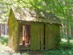 Die kleine Hütte im Wald bietet Wanderen Schutz bei Regen auf dem Weg zur nicht weit entfernten Hohlstein-Höhle. Der Hohlestein ist hinter dem Barnacken (446m ü.NN) bei Horn-Bad Meinberg-Holzhausen mit 433m ü.NN der zweithöchste Berg im gesamten Teutoburger Wald. Der lippische Velmerstot ist zwar höher, gehört aber zum Gebirge der Egge.