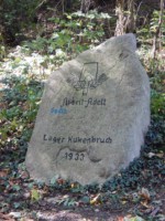 Der Gedenkstein befindet sich am Rande von Kükenbruch und erinnert an die Tage des Arbeitslagers auf dem Berg. Auf der Infotafel neben dem Stein sind die lokalhistorischen Gegebenheiten genau beschrieben.