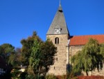Die Kirche wurde im 12. Jahrhundert erbaut. Erhalten ist der quadratische Westturm. Das Kirchenschiff wurde im Jahr 1865 neu errichtet. Bis ins Jahr 1780 wurden die Toten der Umgebung um die Kirche herum begraben.