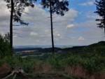Das "Sachsenlager" ist eine alte Ringwallanlage auf dem Tönsberg bei Oerlinghausen in unmittelbarer Nähe zur Hünenkapelle. Von hier aus haben Sie eine herrliche Fernsicht in Richtung Währentrup und Billinghausen.
