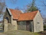 Das kleine Bruchsteingebäude finden Sie am Eingangsbereich des Friedhofes in Bad Salzuflen - Holzhausen an der "Alt Holzhauser Straße"