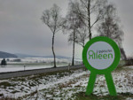 An den Toren Lippes, wie hier an der B238 im Kalletal, machen große Stelen mit dem Logo der Alleenstraße auf Halte- und Informationspunkte zum Projekt "Lippische Alleen" aufmerksam; welches von einer Projektgruppe der Hochschule OWL in Zusammenarbeit mit der Lippe Tourismus und Marketing AG und den Straßenbaubehörden ins Leben gerufen wurde. Auf einem 140 km Rundkurs durch Lippe kann man die "Lippischen Alleenstraße" erleben.