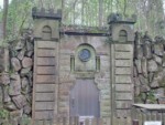 Das Wasserwerk mit seinem sehenswerten Sandsteinportal wurde 1899 erbaut und erinnert an die Schenkung durch das Fürstenhaus. Auf dem Portal steht geschrieben:
"Dem Graf-Regenten Ernst dankt Detmold diesem Werk. Wasserwerk Detmold 1899"