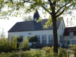 Das Dorfgemeinschaftshaus "Alte Schule Laßbruch" in Extertal finden Sie in unmittelbarer Nähe zum Dorfteich mit seiner kleinen Parkanlage.
Das aus einheimischen Bruchsteinen erbaute Schulhaus wurde 1893 fertiggestellt. Das Klassenzimmer maß 65qm und auf dem Dachfirst entstand auf Wunsch der Laßbrucher Bürger ein Glockenturm mit Uhr. 1965 wurde Laßbruch zwangsweise Mitglied des Schulverbandes Silixen-Kükenbruch-Laßbruch. Als 1968 die Hauptschulen in Nordrhein-Westfalen gegründet wurden, fand die über 300-jährige Laßbrucher Schultradition Ihr Ende.