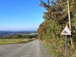 Blick auf Bösingfeld vom Aussichtturm Hohe Asch kommend. Hier geht es steil bergab.