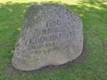 Auf dem Stein steht geschrieben: "650 Jahre Lüdenhausen / 20.9.1339 / 20.9.1989"