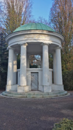 Der Leopoldsprudel, älteste Salzufler Thermalquelle, ist mit seinem Tempel zugleich Wahrzeichen des Staatsbades. Durch ihn wurde aus dem einstigen Solebad das heutige Thermalbad mit der Hauptindikation Herz/Kreislauf. / erbohrt: 1904-1906 / Tiefe: 534m / Schüttung: 19,4l/s = 70.000 l/h / Temperatur: 21,7°C