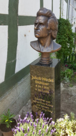 Der in Kirgisien geborene Bildhauer und Künstler Jakob Wedel war lange Jahre Bürger der Malerstadt Schwalenberg. Zu seinen Werken gehören u.a. 'Die schöne Schwalenbergerin' und die Neugestaltung des Gänsebrunnens.