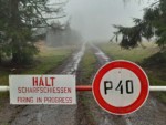 Hier am Sennerandweg befand sich in unmittelbarer Nähe bis 1945 das Forsthaus Hartröhren. Heute befindet sich auf dem Gelände der 116 km² große Truppenübungsplatz Senne. Der Zutritt ist wie auf dem Schild erkennbar untersagt.