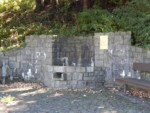 Direkt an der Sternberger Straße, in der Nähe der Burg Sternberg befindet sich dieser Brunnen. Auf der Hinweistafel am Brunnen ist zu lesen : „Jungfernborn
Historischer, sagenumwobener Schöpfbrunnen.
Der Sage nach früher beliebter Treffpunkt für Verliebte, ebenfalls soll das Wasser zum Bau der Burg Sternberg genutzt worden sein. Bis Anfang des zwanzigsten Jahrhunderts diente der Brunnen zur Wasserversorgung der umliegenden Häuser und deren Bewohner. Der Vorplatz wurde gleichzeitig auch als Waschplatz genutzt. Ein ständig vorhandenes Trinkgefäss ermöglichte es vorbeiziehenden Wanderern sich zu erfrischen. Von 1928 bis 1960 diente der Brunnen der freiwilligen Feuerwehr Linderhofe zur Wasserentnahme für die Schlauchwäsche. Danach verfiel das Mauerwerk und das Wasserloch diente als Viehtränke. 1986/87 hat der Sternberger Heimat- und Verkehrsverein den Brunnen mit historischem Mauerwerk neu eingefasst und hier einen neuen Ruhe- und Rastplatz für Wanderer und Gäste geschaffen. Sternberger Heimat- und Verkehrsverein e.V. "