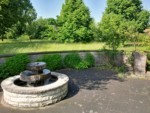 Der Brunnen befindet sich direkt an der Stoddartstraße in Pivitsheide. Der Gedenkstein rechts neben dem Brunnen trägt die Innschrift : "A.STODDART / GRÜNDER DES WEGS / MEHRER DES WOHLS / 1892"