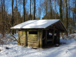 Dort wo sich im Stadtwald Barntrup der Höhengrenzweg und der Dingelstedtpfad kreuzen, finden Sie diese einladende Schutzhütte für eine kleine Rast. Blockhütte im Stadtwald