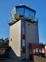 Hier wird der Flugverkehr über dem Luftraum von Oerlinghausen geregelt. Der Segelflugplatz Oerlinghausen zählt mit zu den größten seiner Art in Europa und lockt besonders am Wochenende auch viele Schaulustige an. Wie wichtig der ca. 65ha große Segelflugplatz für Oerlinghausen ist, wird u.a. daran deutlich, dass im sich im Stadtwappen ein Segelflugzeug befindet.