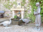 Der Gänsebrunnen in der Alten Torstraße wurde im Jahr 1996 nach einem Entwurf des Bildhauers Jakob Wedel restauriert.