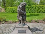 Das Denkmal zeigt eine fliehende Mutter mit zwei Kindern und soll an die Flucht und Vertreibung am Ende des Zweiten Weltkriegs aus Pommern, Schlesien und Ostpreußen erinnern. Auf der Schrifttafel steht geschrieben: "DIE OPFER JEDER VERTREIBUNG SIND DIE MENSCHEN. WIR HOFFEN, DASS ES IN EINEM GEEINTEN EUROPA KEINE VERTREIBUNG MEHR GIBT."