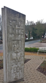 Auf dem Denkmal steht geschrieben: "Der Geschichte dieser Stadt gewidmet / von der ersten Besiedlung 400 n. Chr. / dem Besuch Karls des Grossen 784 / Der Verleihung der Stadtrechte 1240 / bis zum Zusammenschluss mit den suedlichen Ortsteilen 1970"