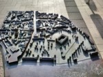 Dieses Metallmodell der Stadt Detmold finden Sie in der Langen Straße in unmittelbarer Nähe zum Marktplatz. Auf dem unteren Teil des Modells finden Sie ergänzende Informationen zur Stadt Detmold.