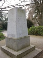 Auf dem Denkmal ist u.a. zu lesen : "Den im Kriege 1866 gefallenen Lippern / KRIEGSGEFANGENE, MÄNNER UND FRAUEN DIE HEIMAT WARTET AUF EUCH
UND WIRD EUCH NICHT VERGESSEN" Der Obeliskenstumpf aus Betonwerkstein von 1953 musste wegen nicht mehr restaurierungsfähiger Schäden im Jahr 2004 erneuert werden.