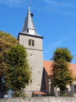Blick auf die Kirche in Barntrup von der Mittelstraße aus gesehen. Die Ursprünge des denkmalgeschützten Gebäudes liegen bereits um das Jahr 1317. Kirche in Barntrup