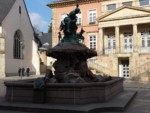 Der Donopbrunnen (eine Stiftung von Auguste von Donop (1901)) steht direkt vor dem Rathaus auf dem Markplatz in Detmold.