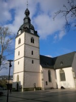 Die dreischiffige gotische Hallenkirche am Markplatz in Detmold ist in Phasen von 1300 bis 1579 entstanden. Die heutige Form ist wesentlich durch Arbeiten nach dem Stadtbrand von 1547 geprägt. Der Turmbau an der Südseite erfolgte in den Jahren 1564-1579. Im Jahr 1592 wurde die Turmhaube aufgesetzt. Von 1511-1918 war dies die Hofkirche des lippischen Grafen- und Fürstenhauses.