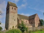 Als eine der ältesten Kirchen Deutschland steht die Kilianskirche von einer Bruchsteinmauer umrahmt in der Höxterstraße in Lügde. Einst soll Karl der Große im Jahr 784 hier das Weihnachtsfest gefeiert haben. Einige Jahre zuvor wurde von Mönchen aus dem Bistum Würzburg an diesem Ort eine kleine Hallenkirche erbaut. Die Grundmauern dieses Baus bestanden bis in das 12. Jahrhundert. In den folgenden Jahren wurde die Kirche erweitert. Zuletzt wurde der Bau in den Jahren1971-1976 umfassend restauriert.
Das Grab des letzten Scharfrichters von Lügde (Mathias Bröcker) befindet sich unmittelbar an der Kirche. Das Grabkreuz ist direkt vor dem Eingang platziert.