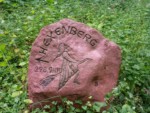 Seit 2003 weist dieser Findling den Wanderer auf den schönen Aussichtspunkt auf dem Hexenberg hin.