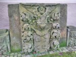 Vom ehemaligen Jagdschloss sind nur noch Mauerreste und das schöne Portal von 1665 an der Einfahrt erhalten. Bei diesem Fragment ist die lippische Rose als Wahrzeichen der Region prächtig erhalten geblieben. Die Anlage wurde 1775 abgebrochen. Die abgetragenen Baumaterialien fanden Wiederverwendung beim Bau des Kurhauses "zur Rose" in Meinberg.