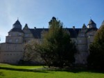 Südlich der Weser liegt das Schloss, welches früher unmittelbar an der Weser lag. Heute ist die Weser jedoch durch einen geänderten Verlauf weiter vom Schloss entfernt. Eine "Brücke im Trockenen" ist Zeuge dieser Tage. Unter Graf Simon VI. zu Lippe wurde das Schloss prunkvoll im Stil der Weserrenaissance ausgebaut. Heute befindet sich im Schloss ein privates Internat.