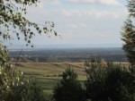 Bei gutem Wetter haben Sie hier vom Sennerandweg eine gute Aussicht auf das Augustdorfer Umland. In der Ferne ist der Haustenbecker Turm zu erahnen.