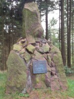 Das Löns-Denkmal befindet sich auf dem 333m hohen Tönsberg direkt am Hermannsweg zwischen der Hünenkapelle und der Kumstonne.