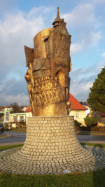Die 4,30 m hohe Skulptur stammt von der Künstlerin Bärbel Dieckmann und wurde 2012 aufgestellt.