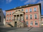 Der klassizistische Putzbau aus den Jahren 1828-30 befindet sich im Herz der Stadt Detmold in unmittelbarer Nähe zum Residenzschloss.