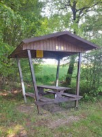 Die Schutzhütte befindet sich direkt am Burgensteig. Außerdem verlaufen noch weitere Wanderwege hier entlang. Der "Extertalpfad", der Fernwanderweg "Weg der Blicke" und der lokale Rundwanderweg "Gösselgang".